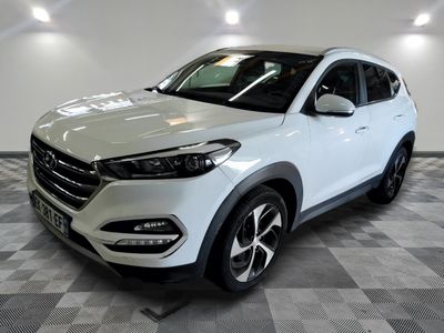 un 4x4 blanc garé sur un sol en damier dans un garage