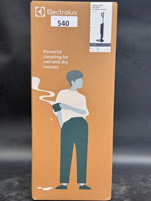 une boîte en carton sur laquelle figure l'image d'un homme tenant un téléphone portable