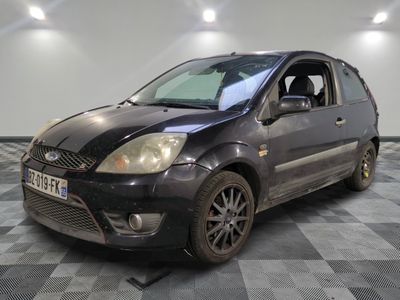 une voiture noire garée sur un sol en damier