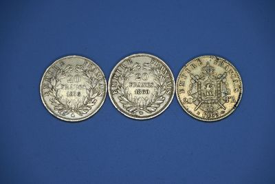 trois types différents de pièces d'argent sur fond bleu