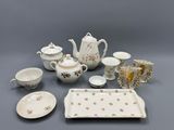 une photo représentant un ensemble d'objets en porcelaine, comprenant notamment un plateau, une théière et un plateau