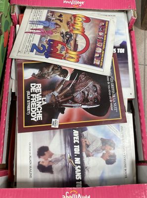 une boîte rose remplie de films et de DVD