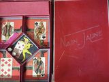 une boîte rouge contenant des cartes à jouer, posée sur une table
