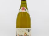 une bouteille de vin posée sur une table