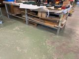 un établi sur lequel sont posés de nombreux outils