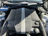 une photo d'un moteur de voiture avec le capot ouvert
