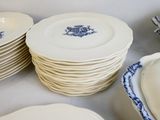 un grand nombre d'assiettes posées sur une table