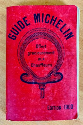 un livre rouge posé sur une table en bois