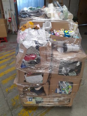 un carton rempli de boîtes et d'autres objets dans un entrepôt