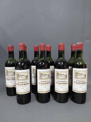 six bouteilles de vin sont alignées sur une table