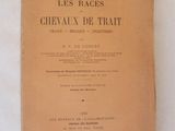 un vieux livre sur une table avec un fond blanc