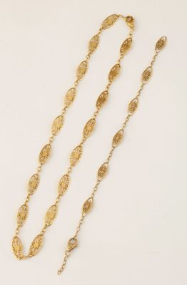 une image représentant un collier en or à longue chaîne