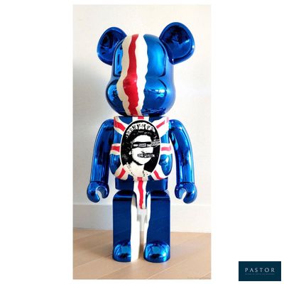une statue d'ours bleu sur laquelle est accroché un drapeau britannique