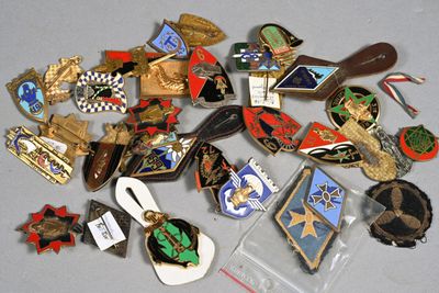 beaucoup de pin's et de badges posés sur une table