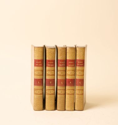 trois livres superposés sur une surface blanche