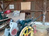 un petit tracteur garé à l'intérieur d'une grange