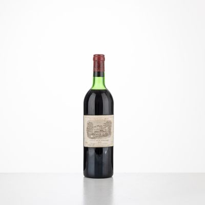 la bouteille de vin est posée sur la table sur fond blanc