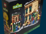 une boîte de Lego posée sur une table