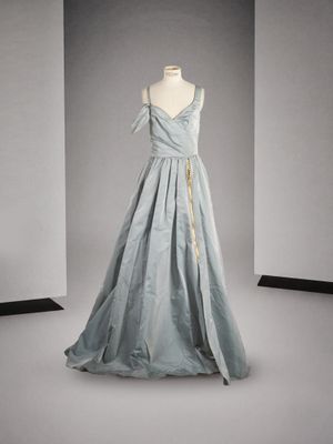 une image d'une robe sur un mannequin