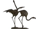sculpture en bronze représentant deux oiseaux posés sur un rocher, sur fond blanc
