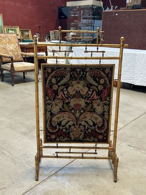 une chaise qui se trouve au milieu d'une pièce