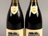 deux bouteilles de vin rouge posées l'une à côté de l'autre sur une table