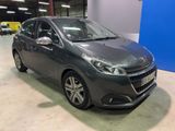 une voiture grise garée dans un garage sur fond bleu