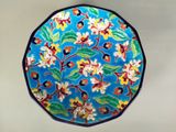 une assiette bleue ornée d'un motif floral