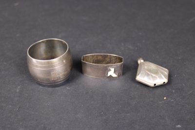 deux bagues en argent et une bague en argent sur un fond noir