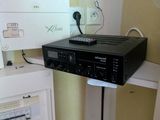 une photo d'un lecteur CD posé sur une étagère