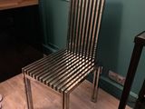 une chaise en métal posée devant un piano