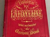 un livre rouge posé sur une table en verre
