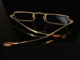 une paire de lunettes posée sur une table noire