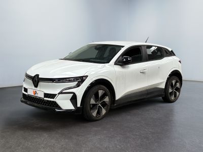 Une voiture blanche est garée dans une pièce au sol noir.