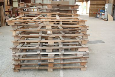 une grande pile de palettes entreposée dans un entrepôt