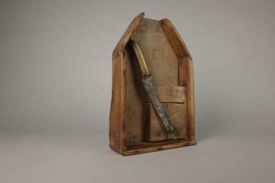 Coupe-pain en noyer, marqué et daté "JAB 1869" et lame formé…