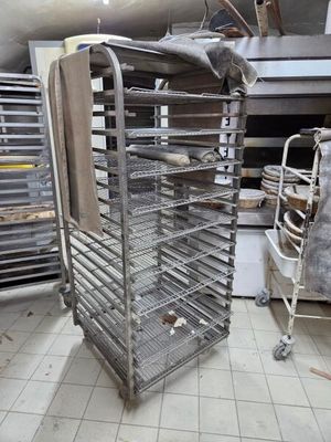 une étagère métallique sur laquelle sont posés plusieurs plateaux