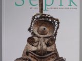 la couverture d'un livre représentant une peluche dans un panier