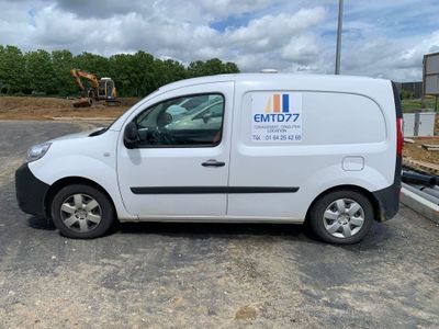 une camionnette blanche garée sur le parking