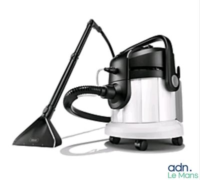 une image d'un aspirateur muni d'un tuyau noir et blanc