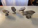 quatre couverts posés sur une table blanche