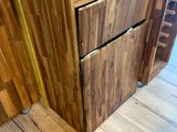 un meuble en bois surmonté d'un tiroir