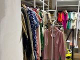 un placard avec une penderie et des vêtements accrochés dessus