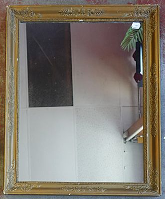 un miroir accroché au mur au-dessus d'un lavabo