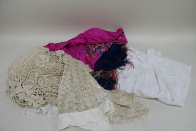 une pile de vêtements sur une table