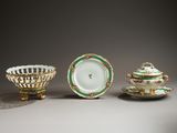 trois pièces en porcelaine ornées de motifs verts et blancs