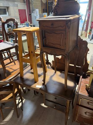 a lot of furniture that is sitting in a room