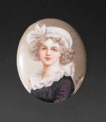 portrait d'une femme portant un chapeau blanc et une robe bleue