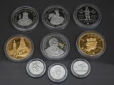 six types différents de pièces d'argent et d'or sur un fond noir