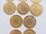 gros plan d'un paquet de pièces de monnaie sur une surface blanche